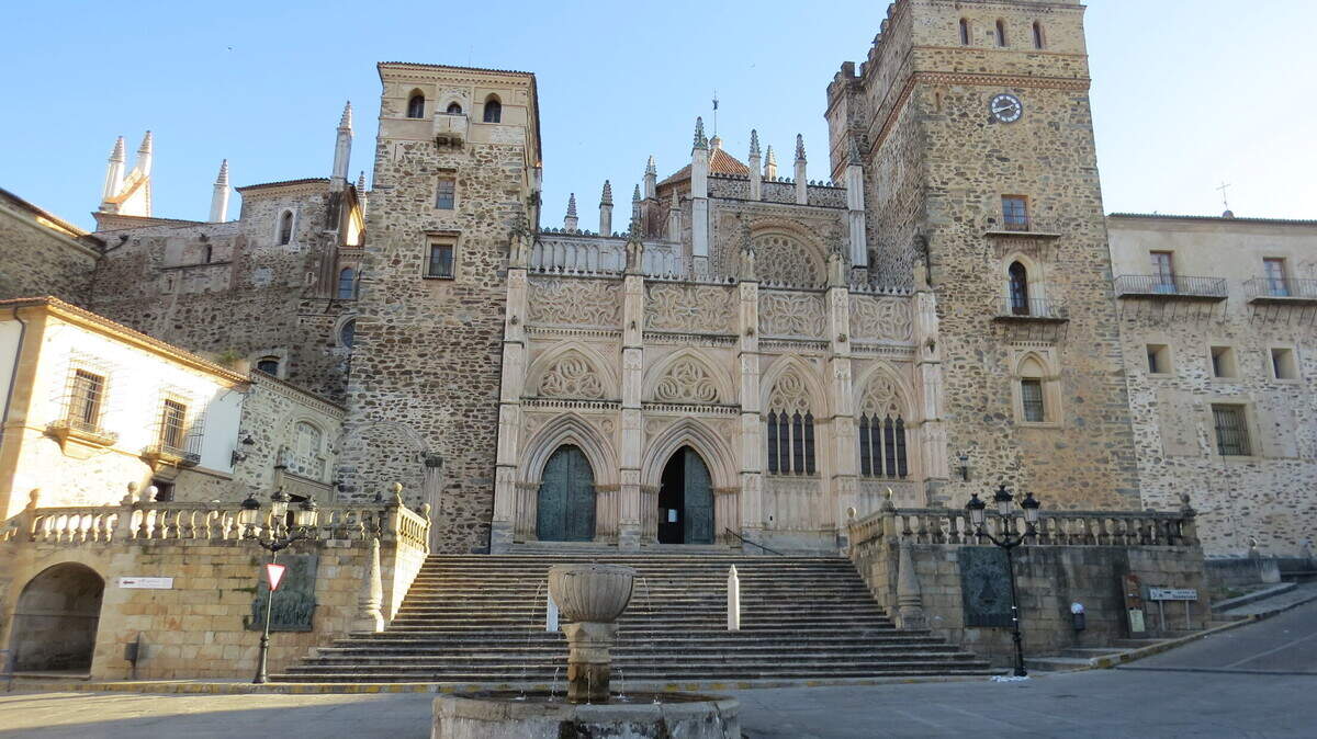 El monumento histórico artístico más importante es su Real Monasterio y Santuario de Santa María de Guadalupe, declarada en 1907 Patrona de Extremadura y coronada como Reina de las Españas el 12 de octubre de 1928.       
