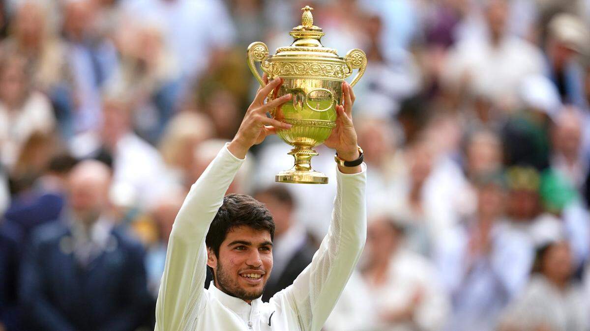 Carlos Alcaraz se sacudió de un flojo comienzo y arrasó en el último tramo para poner fin a la racha de 34 victorias de Novak Djokovic en Wimbledon al vencerle el domingo 1-6, 7-6 (6), 6-1, 3-6, 6-4 en una trepidante final, adjudicándose su primer campeonato en el All England Club y la segunda corona de grand slam de su precoz carrera.