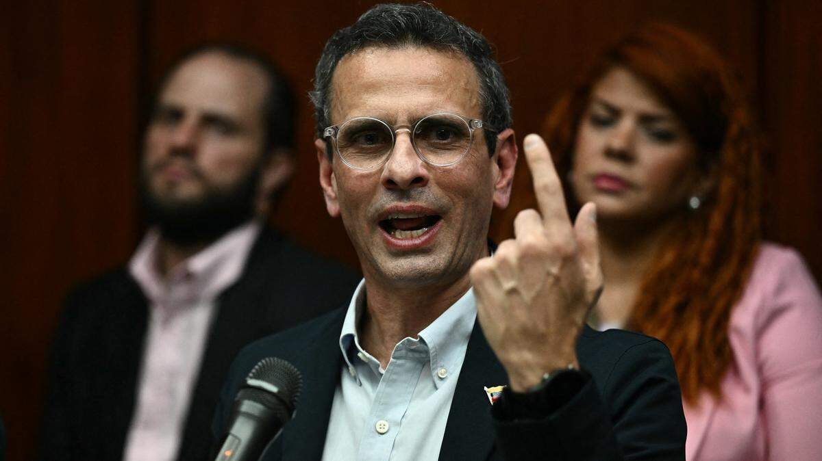El diputado opositor de la Asamblea Nacional de Venezuela, Henrique Capriles, habla durante una conferencia de prensa en Caracas el 19 de enero de 2025.