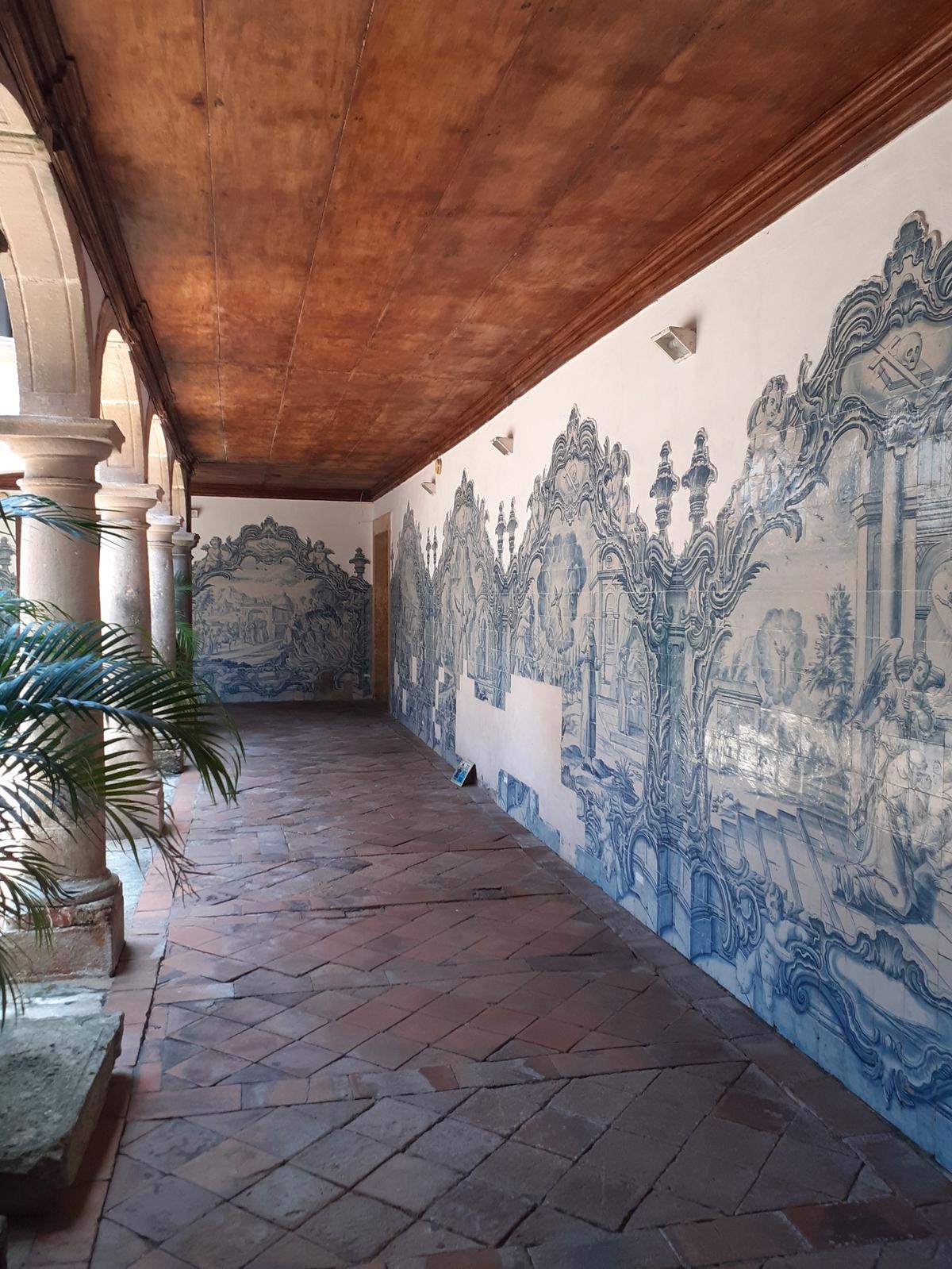 Azulejos en el claustro del convento de San Francisco.