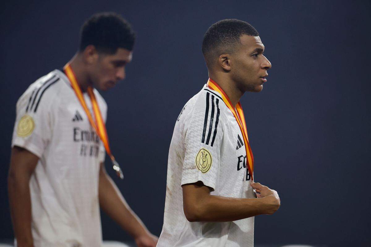 Los jugadores del Real Madrid Jude Bellingham (izq.) y Kylian Mbappé tras la premiación de la Supercopa de España donde cayeron en el partido por el título con Barcelona. Los merengues juegan el jueves ante el Celta de Vigo.