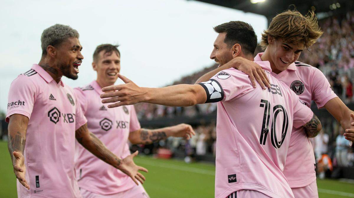Josef Martínez (izq.) celebra con Lionel Messi un gol del delantero argentino contra Atlanta United en la Leagues Cup, en el partido celebrado el 25 de julio de 2023 en el DRV PNK Stadium en Fort Lauderdale, Florida.