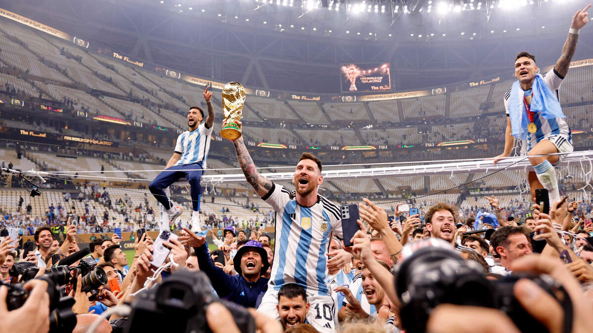 Lionel Messi celebra con los fanáticos la conquista de Argentina de la Copa Mundial de Fútbol en el estadio Lusail, Qatar, el 18 de diciembre de 2022.