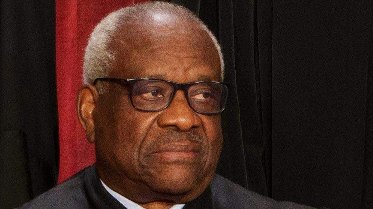  El Partido Demócrata reveló este jueves que el polémico juez del Tribunal Supremo de Estados Unidos Clarence Thomas hizo más viajes pagados por el multimillonario Harlan Crow, un importante donante del Partido Republicano, que los que se conocían hasta ahora.