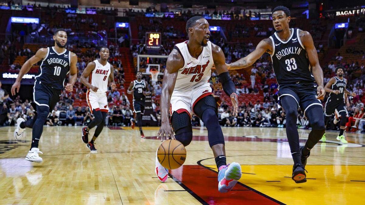 El centro del Heat Bam Adebayo (izq.) conduce la pelota ante la marca de Nic Claxton, de los Nets de Brooklyn, en el partido de pretemporada celebrado el 18 de octubre de 2023 en Miami.