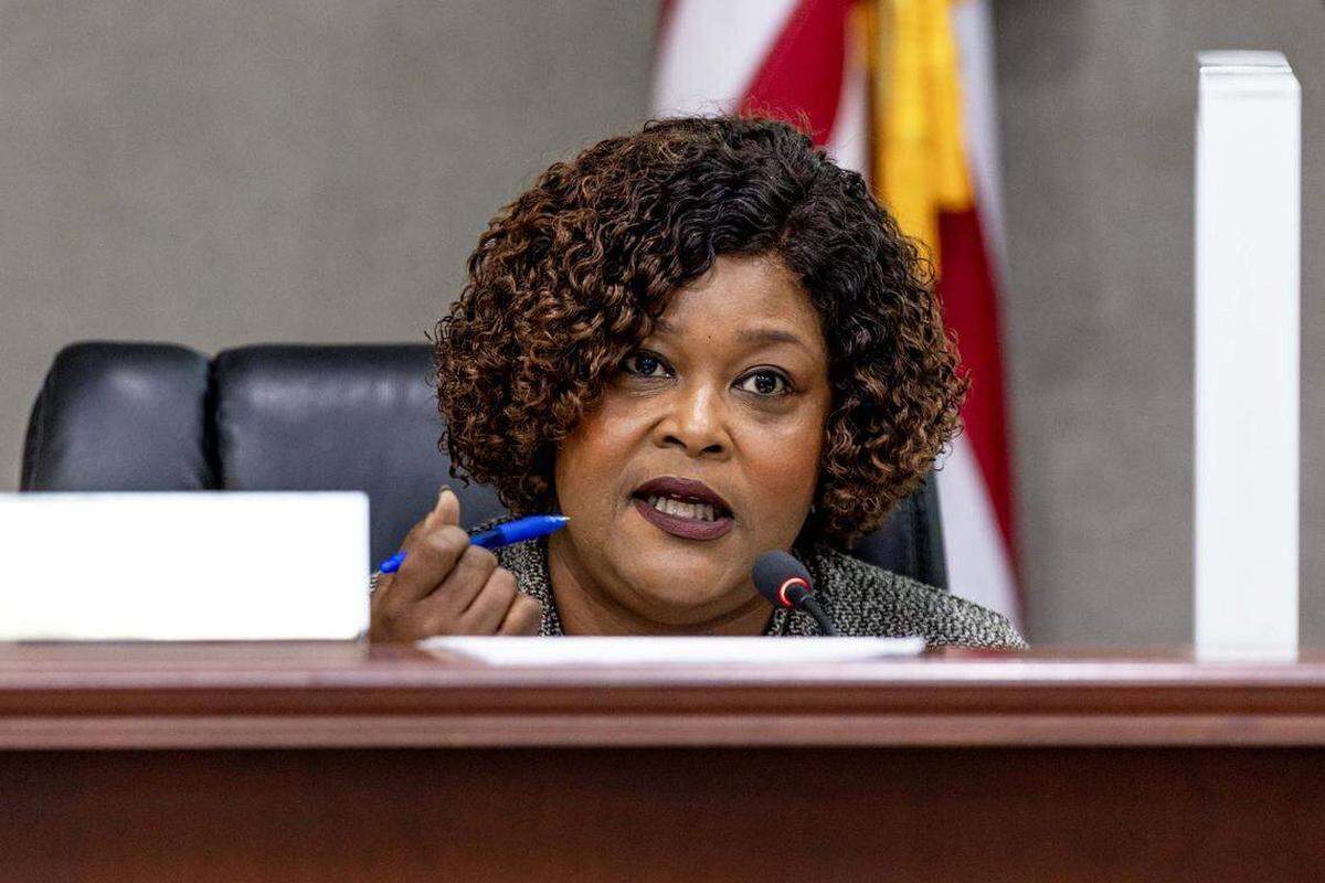 La comisionada Katrina V. Touchstone habla durante una reunión de la comisión sobre el presupuesto municipal en el Ayuntamiento de West Park, Florida, el miércoles 17 de septiembre de 2025.
