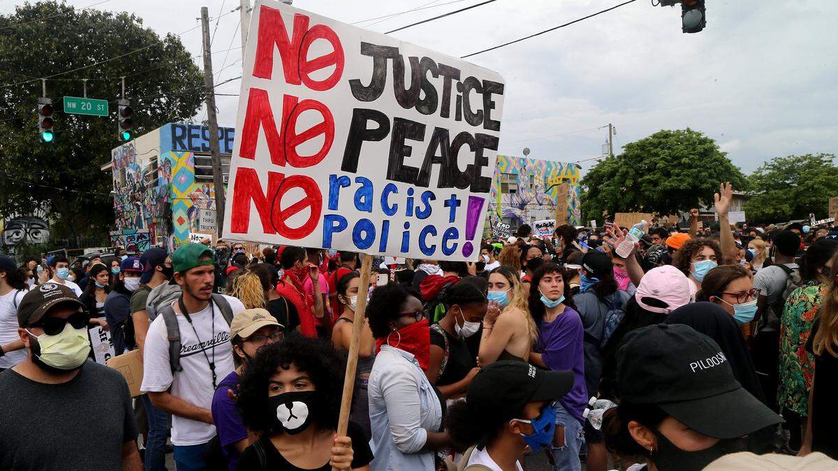 Los manifestantes comenzaron a marchar pacíficamente desde el Edificio de Justicia Richard E. Gerstein por las calles de Wynwood en Miami mientras cientos protestaban por la muerte de George Floyd, el martes 02 de junio de 2020.