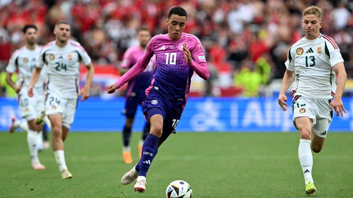 El jugador de Alemania Jamal Musiala (centro) anotó uno de los dos goles de su selección ante Hungría, en el partido del Grupo A de la Eurocopa, celebrado el 19 de junio de 2024 en Stuttgart.