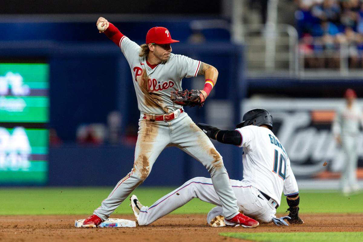 El corredor de los Marlins Yuli Gurriel es puesto out por el segunda base de los Filis de Filadelfia Bryson Stott, en el segundo inning del partido celebrado el 1ro de agosto de 2023 en Miami.
