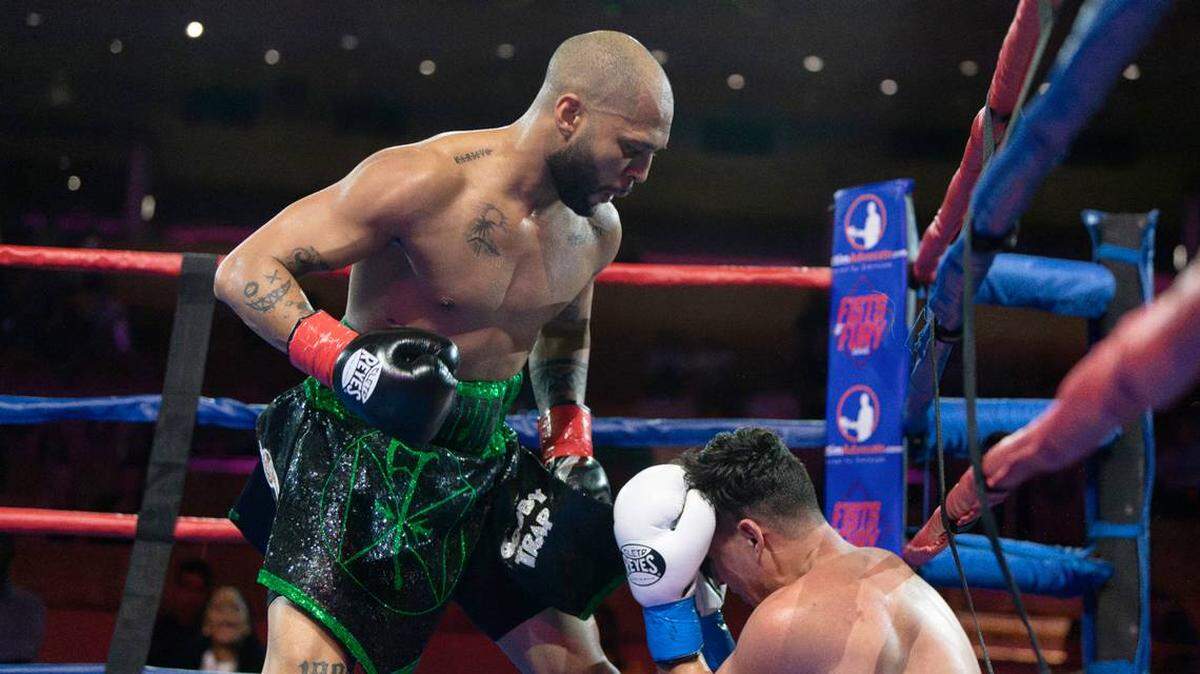 El invicto boxeador cubano Armando Martínez (izq.) regresará al ring en Fort Lauderdale con la mira puesta en una oportunidad titular dentro de la competitiva división de peso ligero.