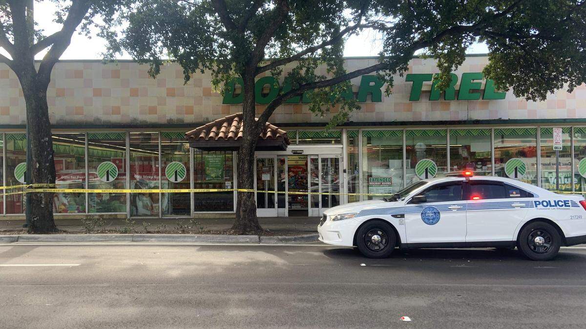 Cinta de la escena del crimen y una patrulla de la Policía de Miami se encuentran frente a la tienda Dollar Tree, ubicada en el 968 de SW Eighth St., en Little Havana, la mañana del domingo 14 de diciembre de 2025. El cuerpo de una mujer fue hallado dentro de un congelador la mañana del domingo, según informó la policía. David J. Neal, dneal@miamiherald.com