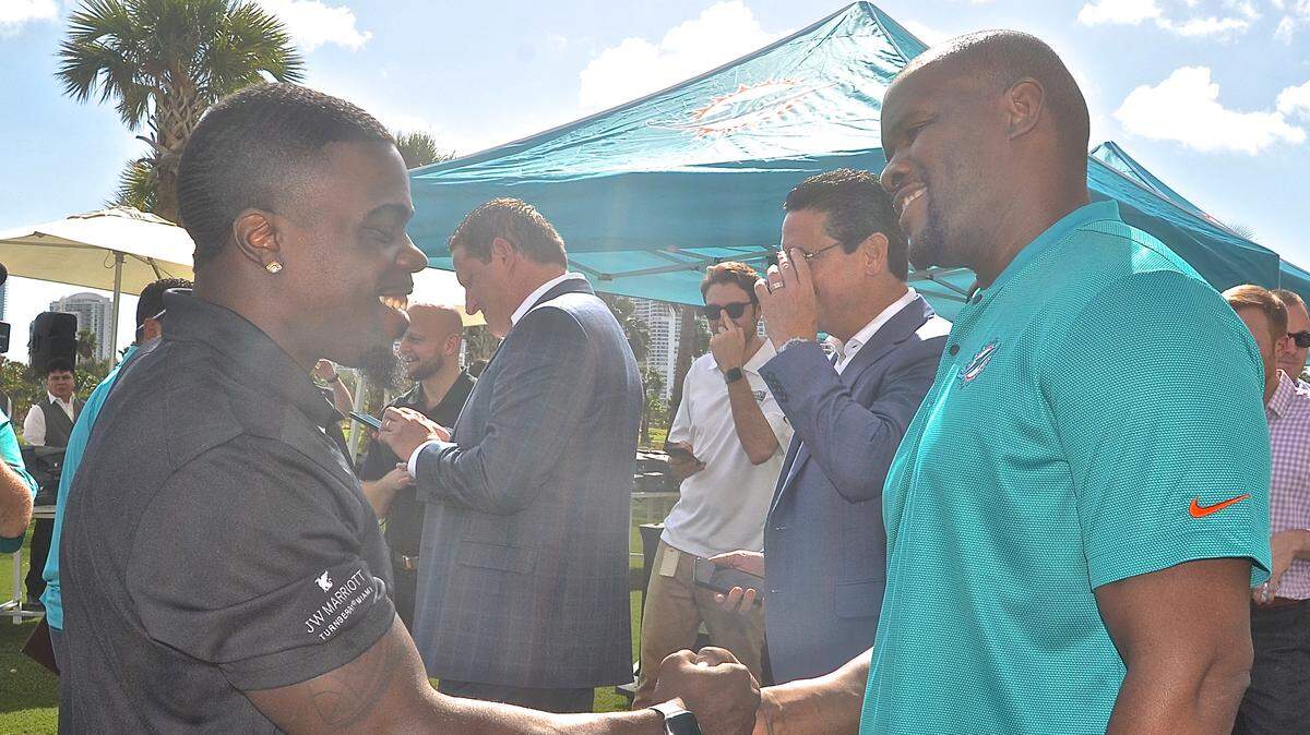 El polivalento jugador Jakeem Grant y el nuevo entrenador de los Dolphins Brian Flores (der.) se conocieron personalmente en el Dolphins Cancer Challenge, en el Torneo de Golf de Celebridades, el viernes en el JW Marriot Miami Turnberry.