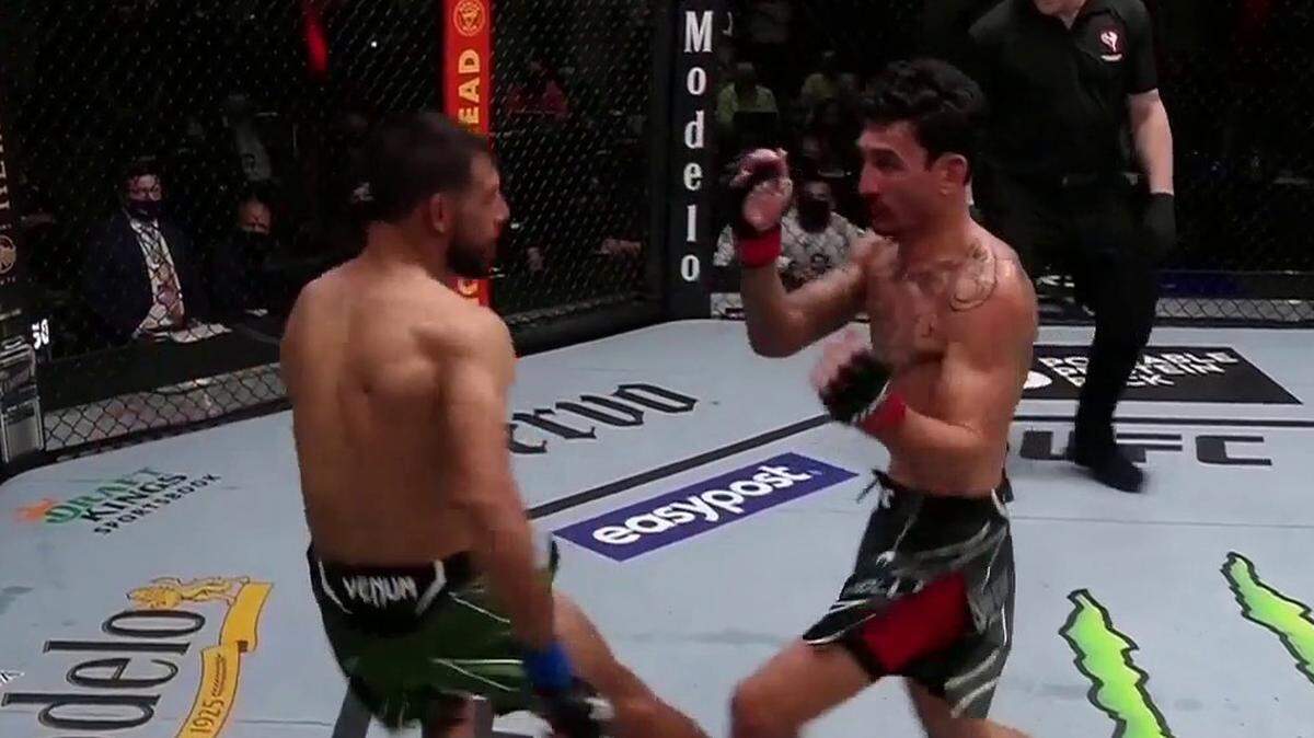 En un choque de altísimo poder, Max Holloway (d) derrotó el sábado en la noche a Yair Rodríguez para confirmarse como uno de los mejores de la división, listo para una trilogía contra el rey Alexander Volkanovski.