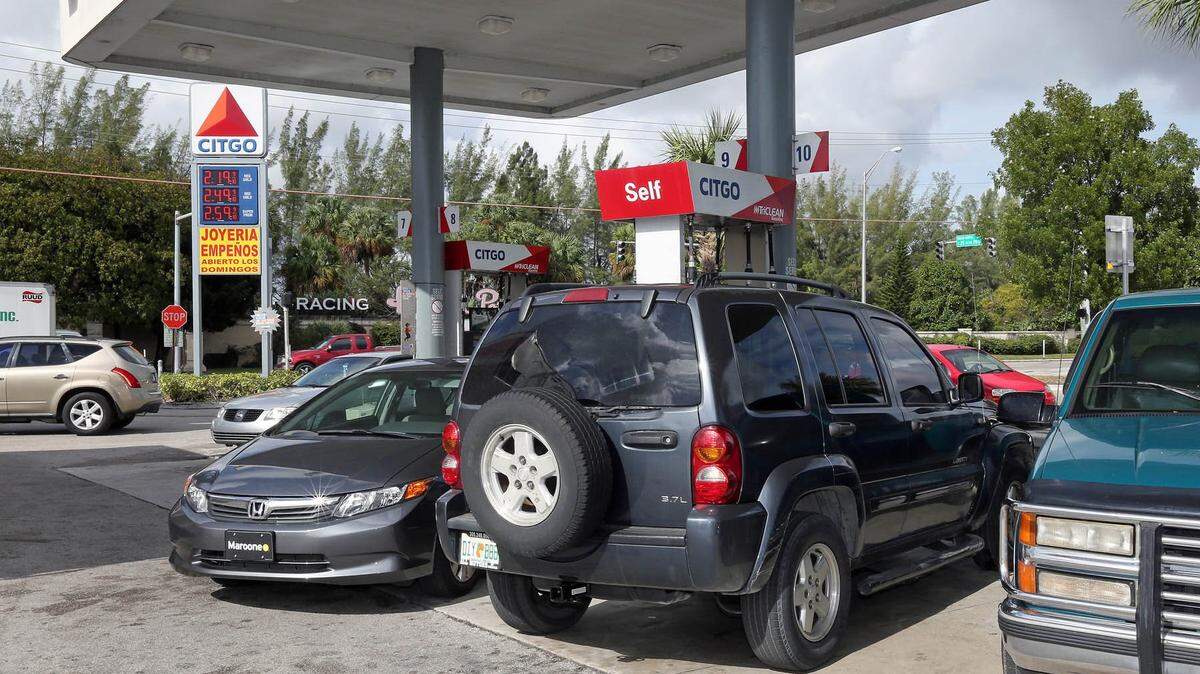 Las gasolineras son uno de los lugares preferidos por los ladrones para colocar dispositivos para robar tarjetas de crédito.