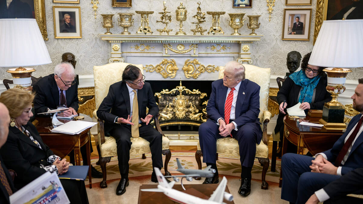El presidente de Estados Unidos, Donald Trump (der.), conversa con su homólogo de Colombia, Gustavo Petro, en una reunión en el Despacho Oval de la Casa Blanca, el martes 3 de febrero de 2026, en Washington, DC.