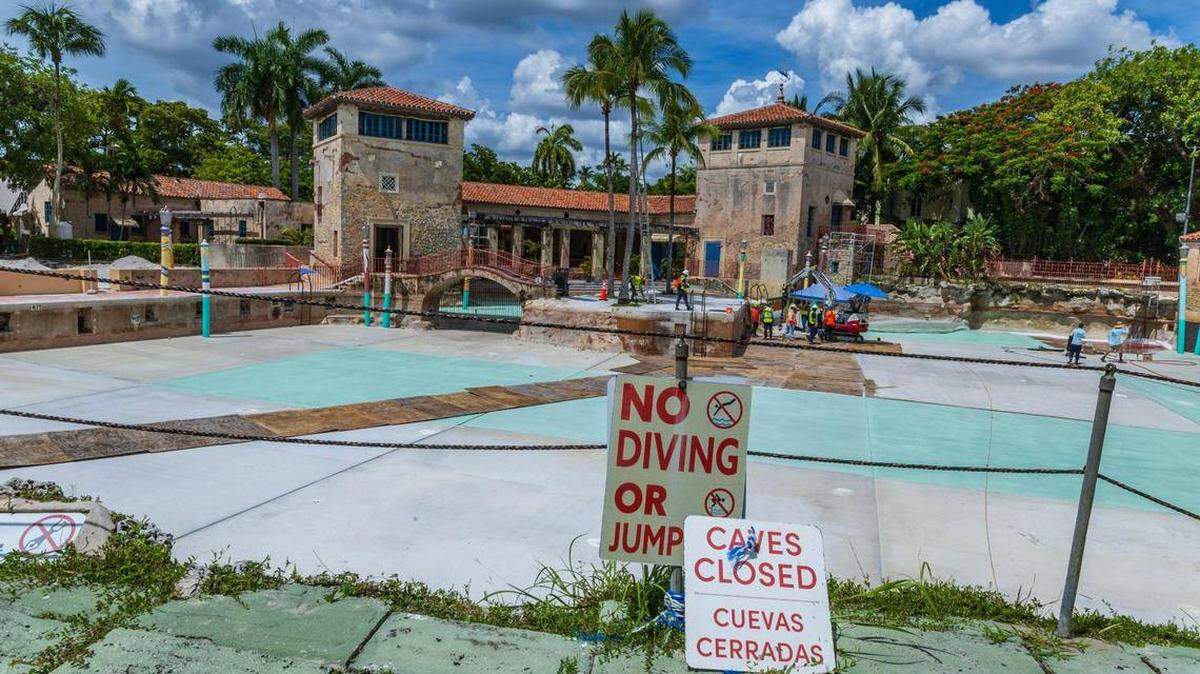 Trabajadores se ven en la Venetian Pool en Coral Gables, que actualmente está en proceso de renovaciones, el martes 22 de julio de 2025. La piscina ha estado cerrada al público desde octubre. Pedro Portal pportal@miamiherald.com