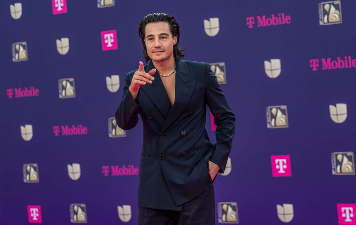 Artista brasileño Tiago Iorc reacciona al llegar a la alfombra magenta de Premio Lo Nuestro 2025, celebrado en el Kaseya Center, en Miami, el jueves 20 de febrero de 2025..