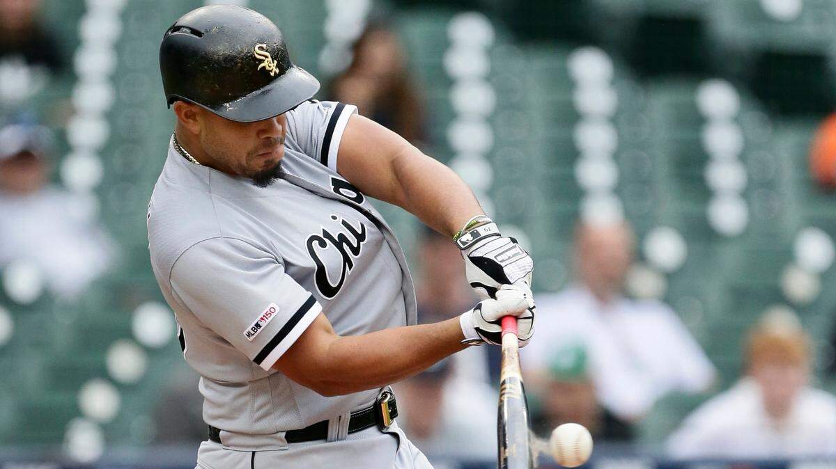 El primera base cubano de los Medias Blancas de Chicago José Abreu batea en un partido ante los Tigres de Detroit, el 6 de agosto de 2019.