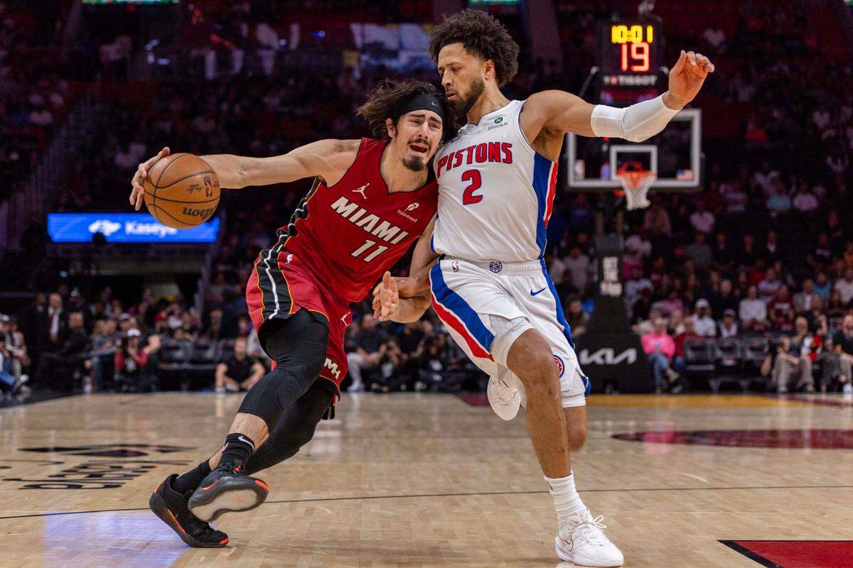 El jugador del Heat Jaime Jáquez Jr. (izq.) entra al aro ante la marca de Cade Cunningham, de los Pistons de Detroit, en el partido celebrado el 19 de marzo de 2025 en Miami.