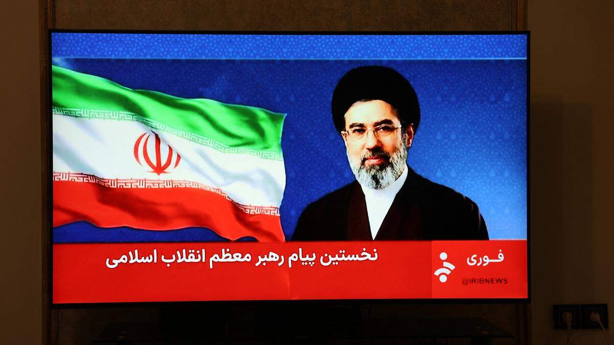 Esta foto tomada en Teherán muestra un comunicado del nuevo líder supremo de Irán, Mojtaba Khamenei, siendo transmitido por televisión el 12 de marzo de 2026.
