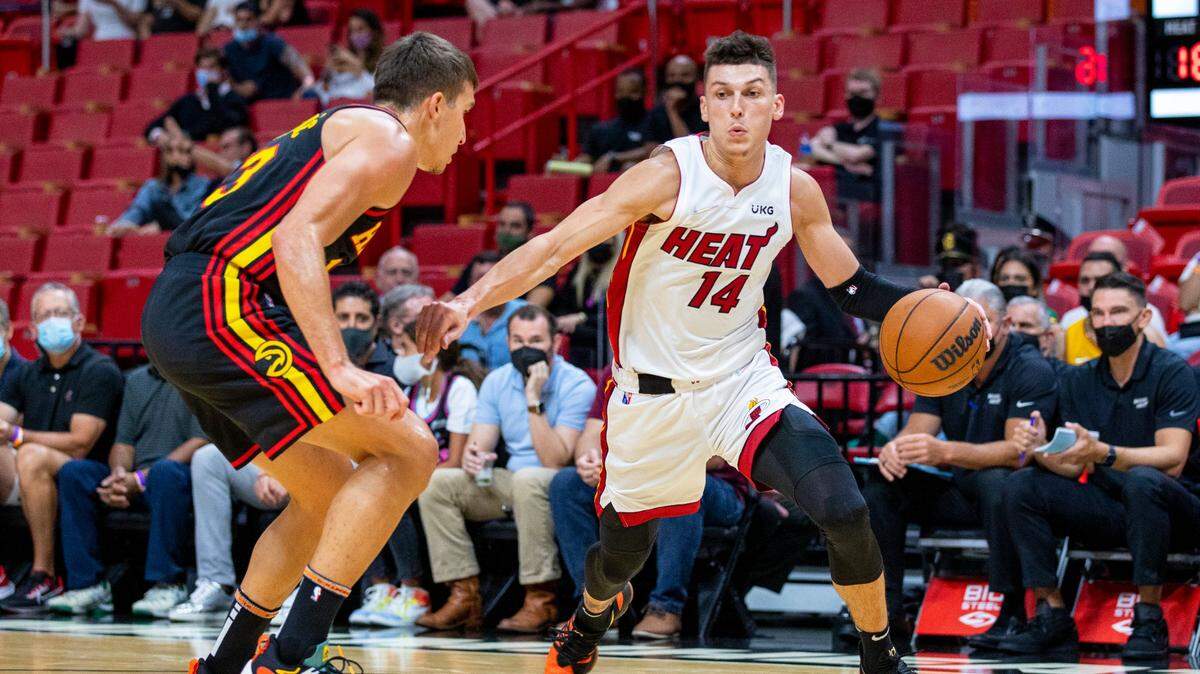 El jugador del Heat Tyler Herro (der.) conduce la pelota ante la marca de Bogdon Bogdanovic, de los Hawks de Atlanta, en el primer cuarto del partido celebrado el 4 de septiembre de 2021 en Miami.