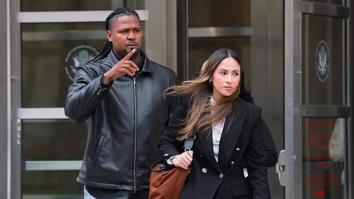 El lanzador de los Guardianes de Cleveland, Luis Ortiz, sale del Tribunal de Distrito Este de Nueva York tras su audiencia de lectura de cargos el 12 de noviembre de 2025.