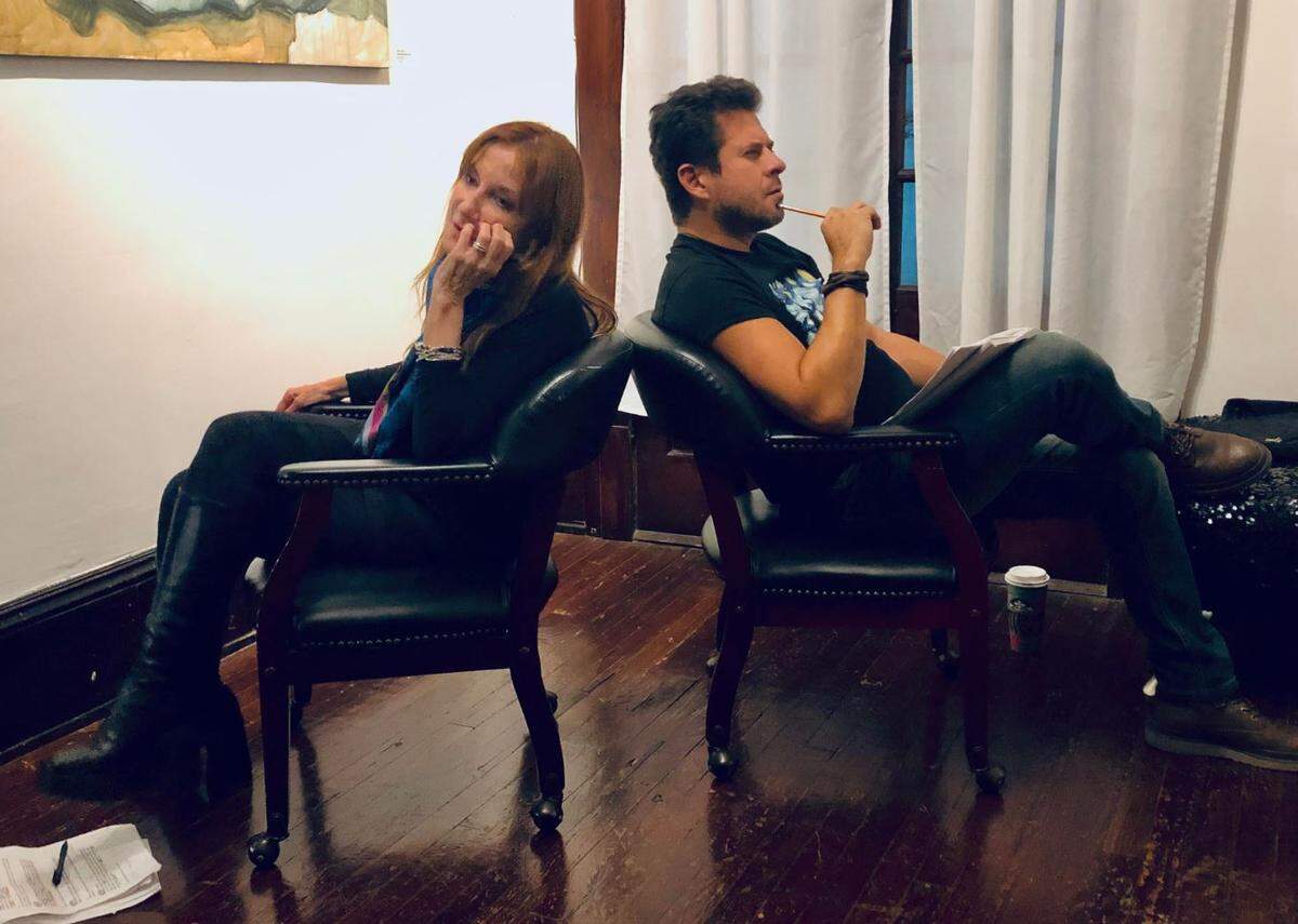 Adriana Moure y Jorge Melo durante los ensayos de “Tres pieles, un café”, la obra programada para los sábados de abril en el ciclo de teatro que producen Creation Art Center y The Umbrella Productions.