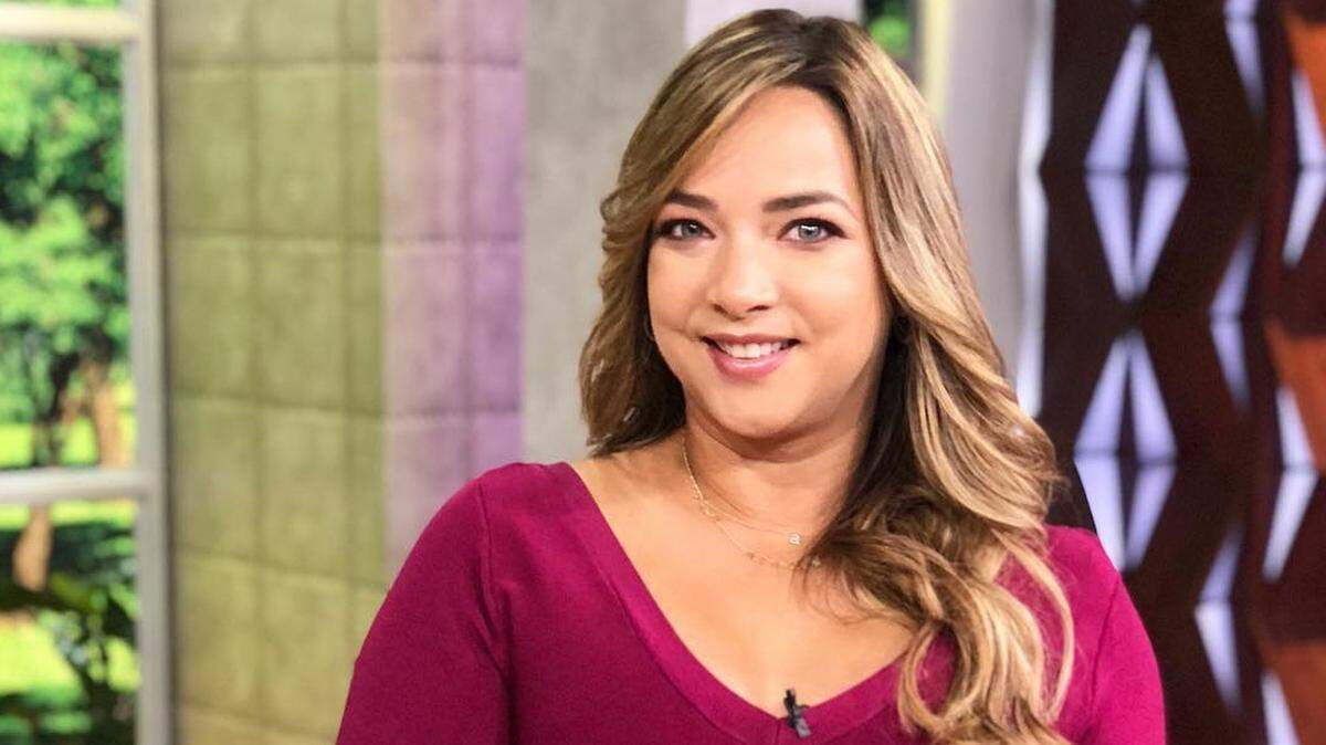 Adamaris López en el estudio del programa Un Nuevo Día, de Telemundo.