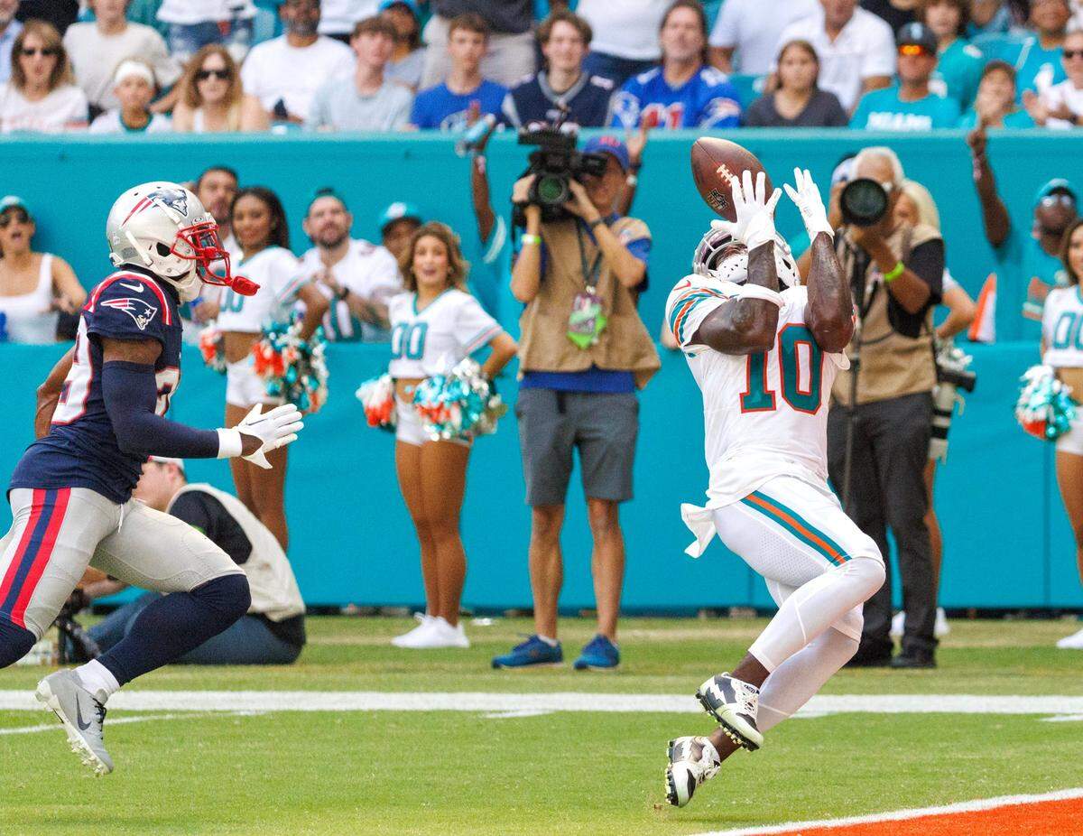 El wide receiver de los Dolphins Tyreek Hill atrapa un pase en el partido contra los Patriots de New England, celebrado el 29 de octubre de 2023 en el Hard Rock Stadium en Miami Gardens, Florida.