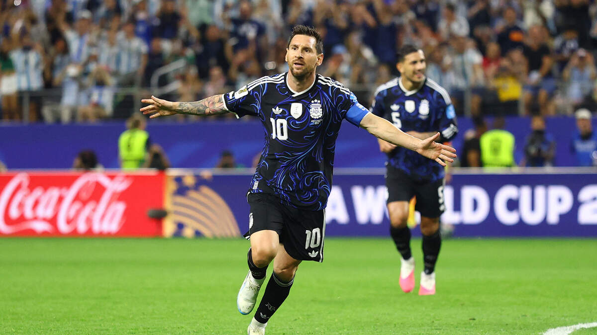 Lionel Messi de Argentina celebra el tercer gol de la albiceleste contra Jordania, el sábado 27 de junio de 2026, en Dallas, Texas.