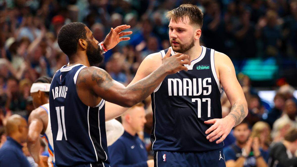 Kyrie Irvig (izq.) celebra con Luka Doncic tras el triunfo de los Mavericks sobre el Thunder de Oklahoma, en el partido celebrado el 11 de mayo de 2024 en Dallas.