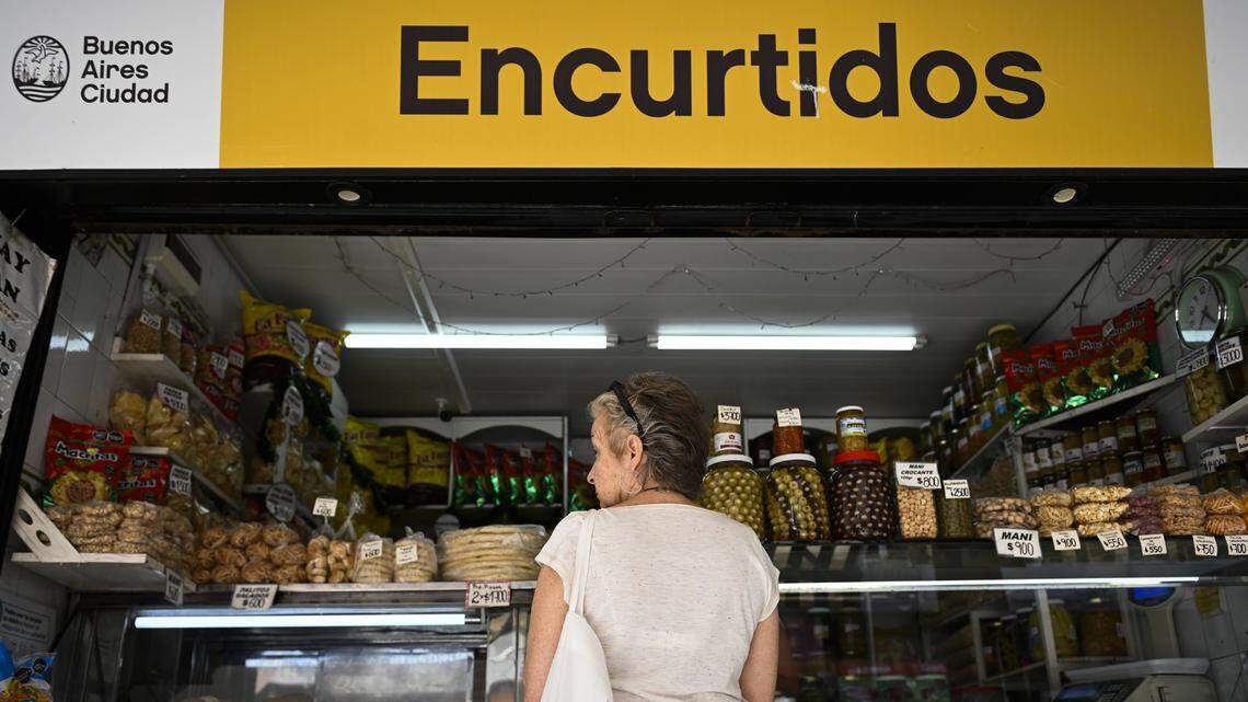 Una mujer mira productos en un mercado de Buenos Aires, Argentina, el 10 de enero de 2024.
