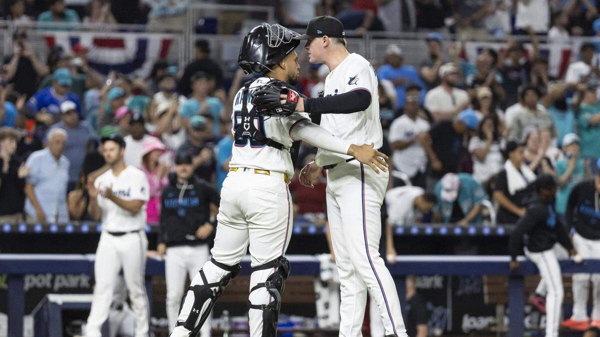 El receptor de los Marlins Agustín Ramírez celebra con el cerrador Pete Fairbanks el triunfo ante los Rockies de Colorado, en el partido inaugural de la temporada efectuado el 27 de marzo de 2026 en Miami.