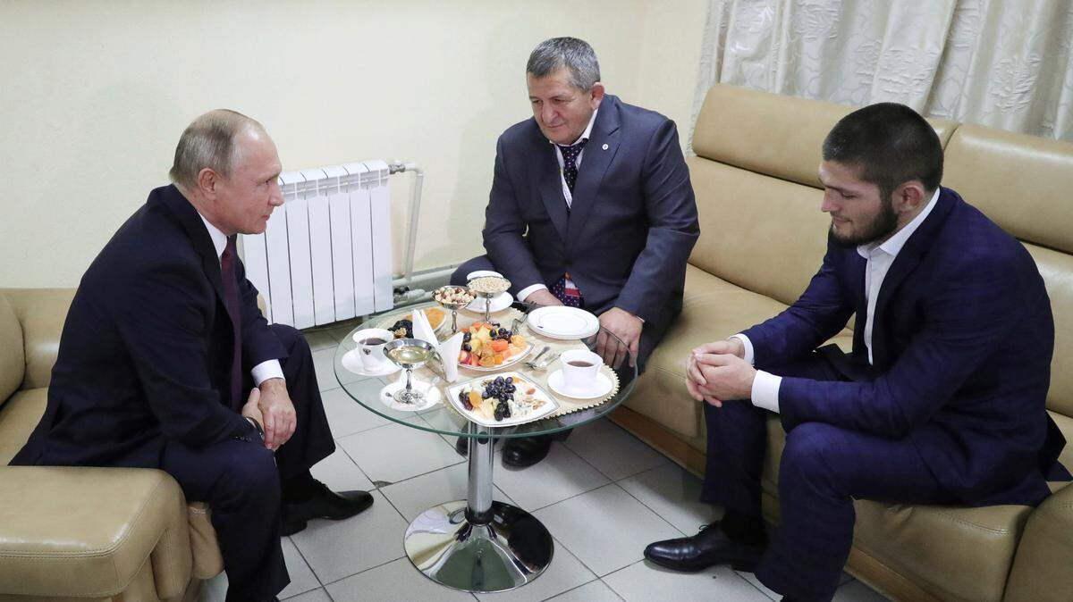 EL PRESIDENTE ruso Vladimir Putin (izq.) en un encuentro con el guerrero de la UFC Khabib Nurmagomedov (der.) y su padre Abdulmanap en Ulianovks, Rusia.