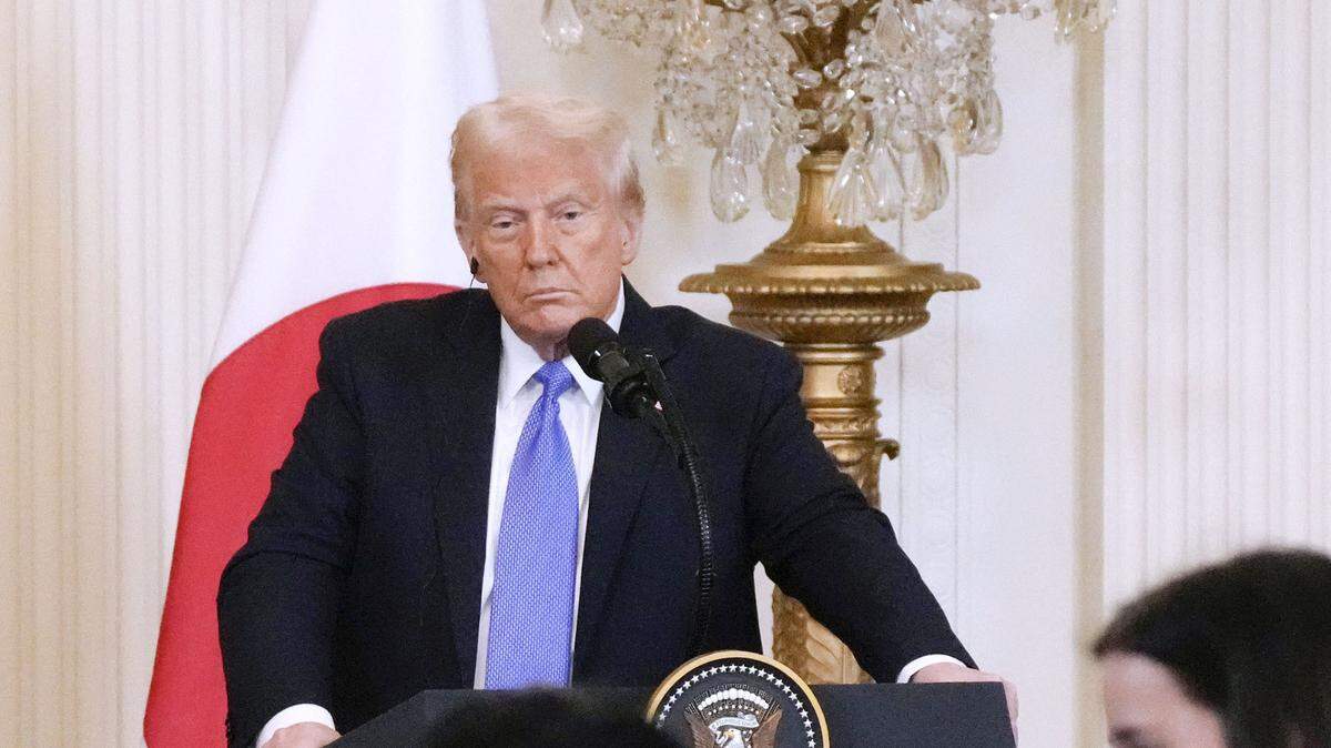 El presidente de los EEUU, Donald Trump, escucha una pregunta de un periodista durante una conferencia de prensa conjunta con el primer ministro japonés Shigeru Ishiba en la Casa Blanca en Washington el 7 de febrero de 2025. 
