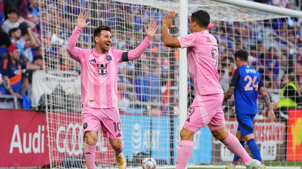 El astro del Inter Miami Lionel Messi (izq.) celebra el primer gol de su equipo junto a su compañero Luis Suárez, durante el partido de la MLS contra Cincinnati, efectuado el 13 de mayo de 2026 en el TQL Stadium, en Cincinnati. 