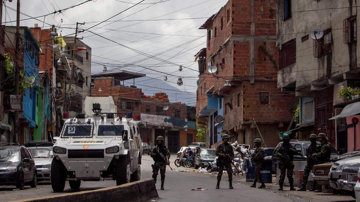 Miembros de la Guardia Bolivariana de Venezuela (GNB) custodian una calle en el sector Cota 905, Caracas (Venezuela).