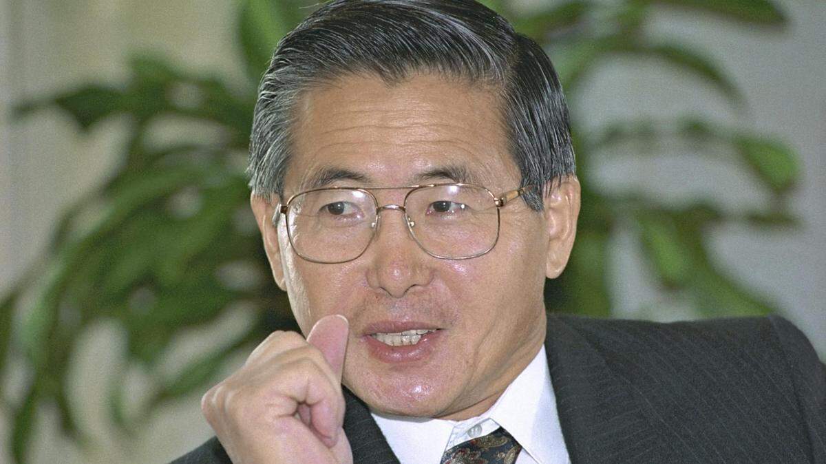 Foto de archivo del 31 de mayo de 1993 que muestra al entonces presidente peruano Alberto Fujimori, durante una entrevista en Tokio.