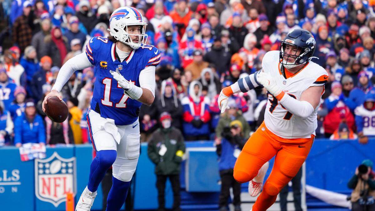 El quarterback de Buffalo Bills Josh Allen (17) corre ante la marca del defensive end de los Broncos de Denver Zach Allen, en el partido de playoffs de la NFL celebrado el 12 de enero de 2025 en el Highmark Stadium en Nueva York.