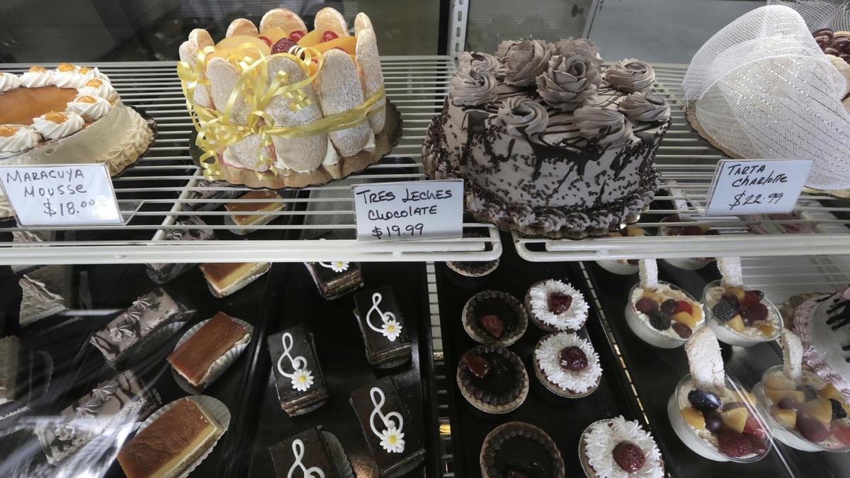 Dulces y tortas en las vitrinas de la dulcería Almendrares en el suroeste de Miami.