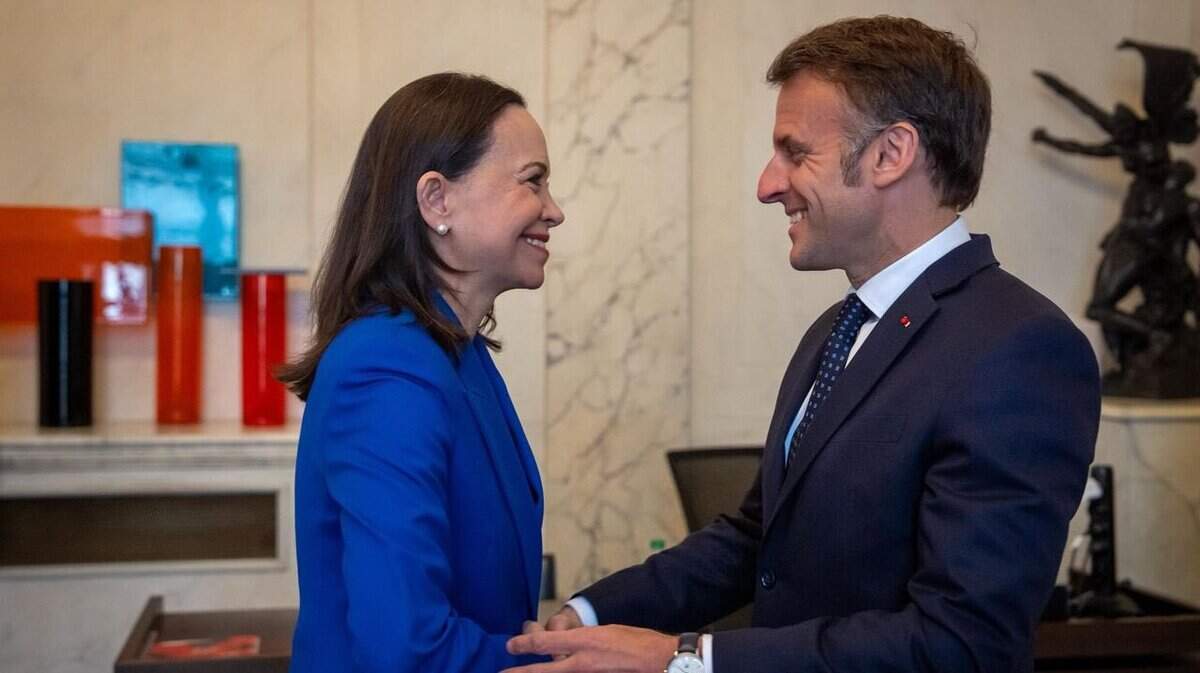 Foto compartida en X por María Corina Machado, la líder de la oposición venezolana, de su reunión con el presidente francés, Emmanuel Macron, el lunes 13 de abril de 2026, en el Palacio del Elíseo en París.
