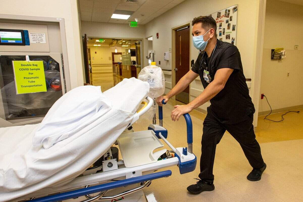 Jorge Gallegos completó los programas de EMT y paramédico, y luego un programa de enfermería “puente” para convertirse en enfermero. Comenzó su carrera de enfermería en Homestead Hospital, parte de Baptist Health South Florida, en 2014.