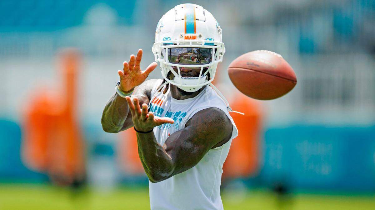 El wide receiver Tyreek Hill participa en el campo de entrenamiento de los Dolphins en el Baptist Health Training Complex en el Hard Rock Stadium, en Miami Gardens, Florida, el 28 de julio de 2022.