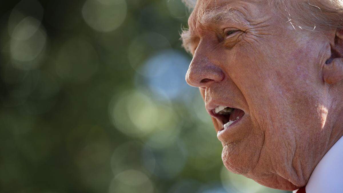 El presidente Donald Trump responde preguntas de los periodistas en el Jardín Sur de la Casa Blanca, Washington DC, el domingo 5 de octubre de 2025.