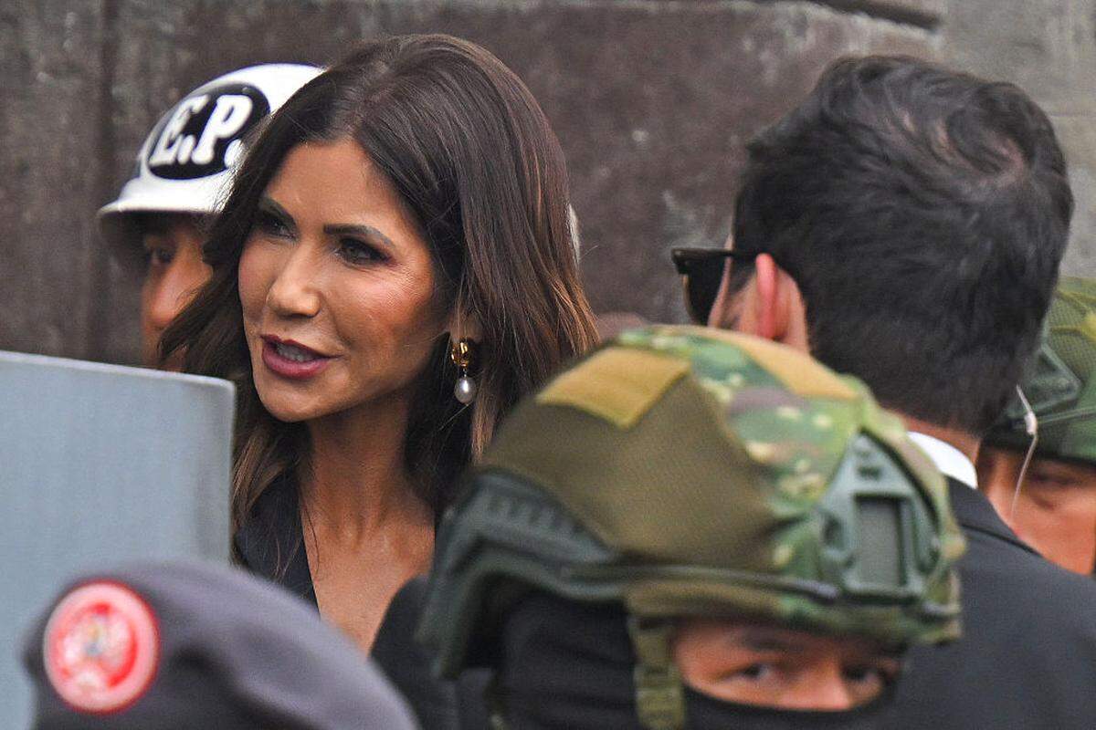La enviada especial del Programa Escudo de las Américas de EEUU, Kristi Noem, hace un gesto al salir del Palacio de Carondelet en Quito, el miércoles 25 de marzo de 2026.