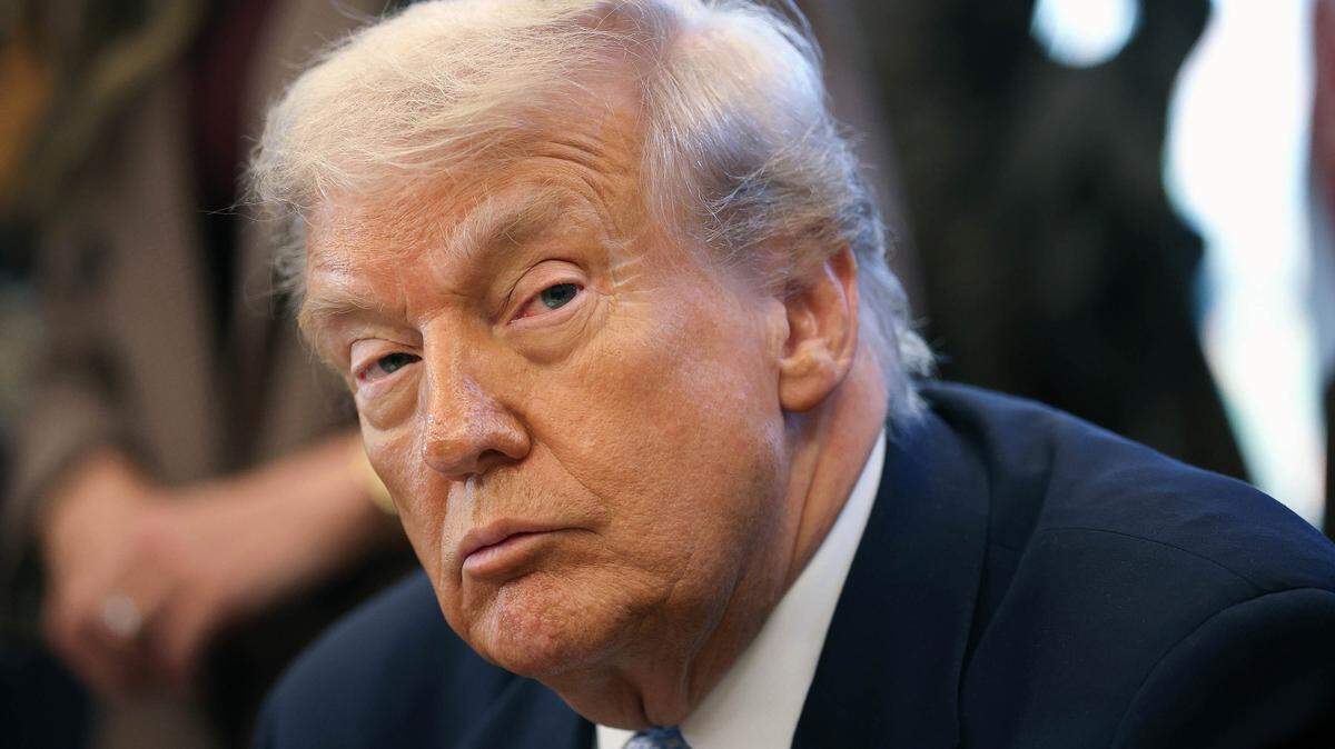El presidente de Estados Unidos, Donald Trump, pronuncia un discurso durante una reunión del Grupo de Trabajo de la Casa Blanca sobre la Copa Mundial de la FIFA 2026 en la Oficina Oval de la Casa Blanca, el 17 de noviembre de 2025, en Washington, D.C.