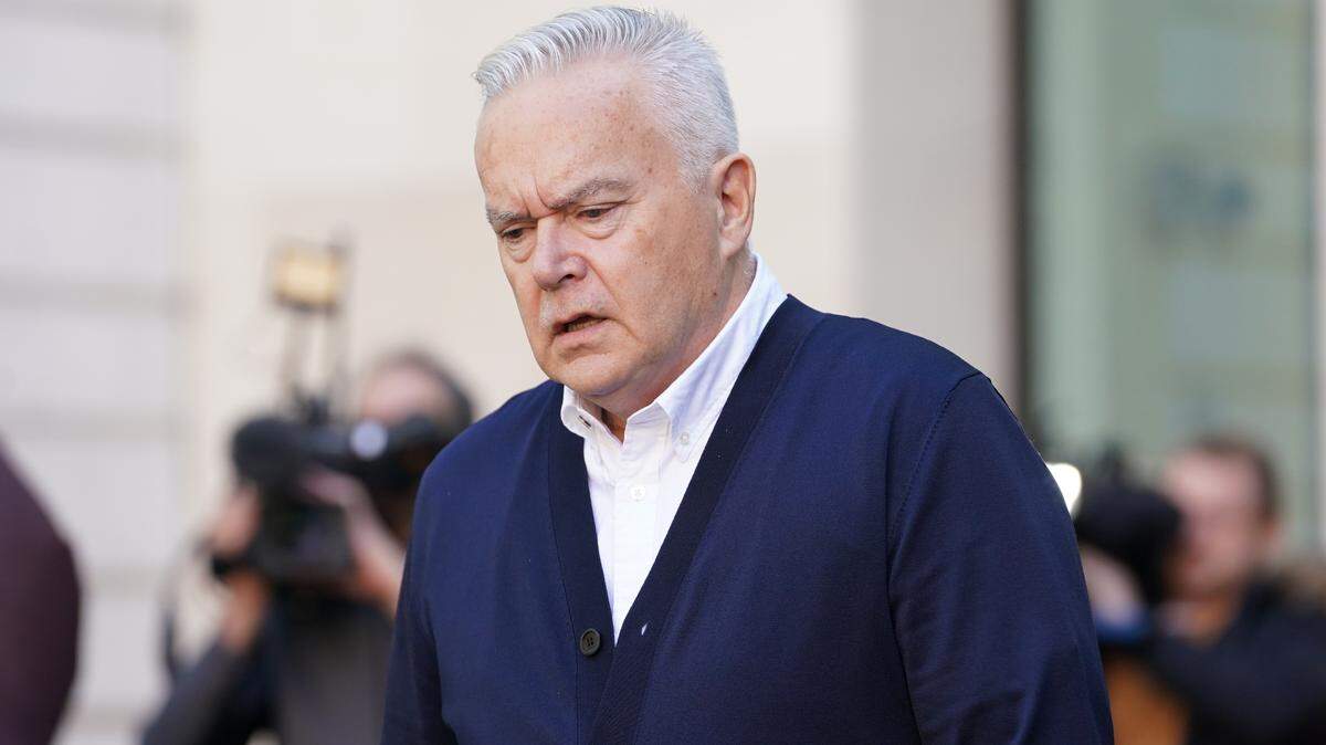 El ex presentador de la BBC Huw Edwards abandona el Tribunal de Magistrados de Westminster, en Londres el lunes 16 de septiembre de 2024. 