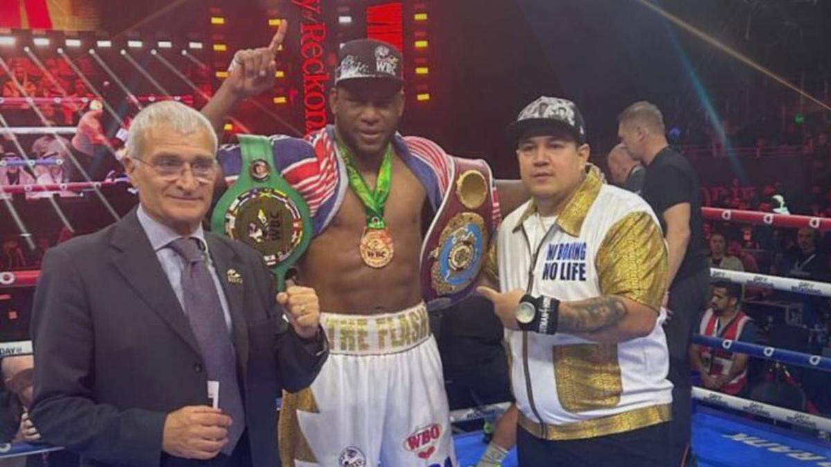 El choque entre Frank Sánchez (centro) y Junior Fa formó parte de una cartelera que, salvo la presencia de Dmitry Bivol, fue una vitrina para varios pesados como Anthony Joshua y Deontay Wilder, celebrada el 23 de diciembre de 2023 en Riad, Arabia Saudita.