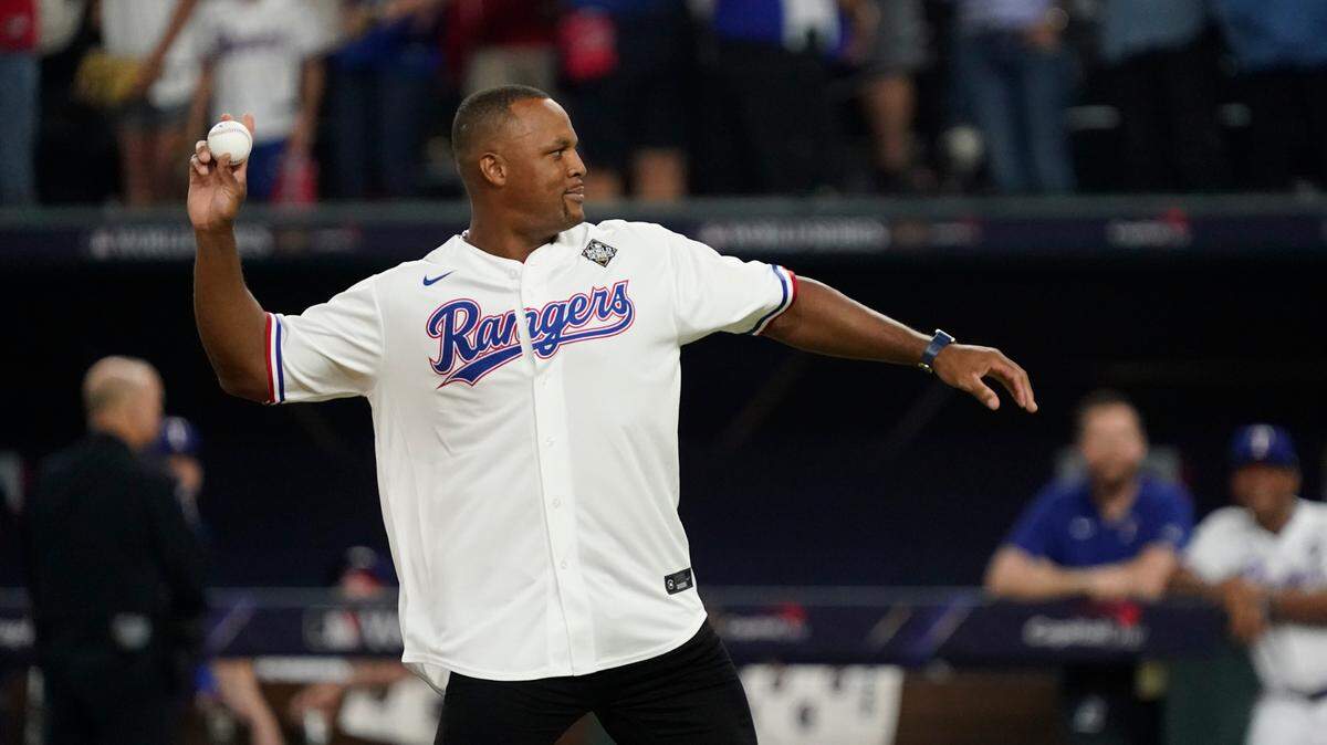Adrian Beltré cuenta con un historial de cuatro selecciones al Juego de Estrellas y cinco galardones del Guante de Oro en la tercera base. Bateó para .286 con 477 jonrones y 1,707 impulsadas con los Dodgers de Los Angeles (1998-2004), Seattle (2005-09), Boston (2010) Y Texas (2011-18).