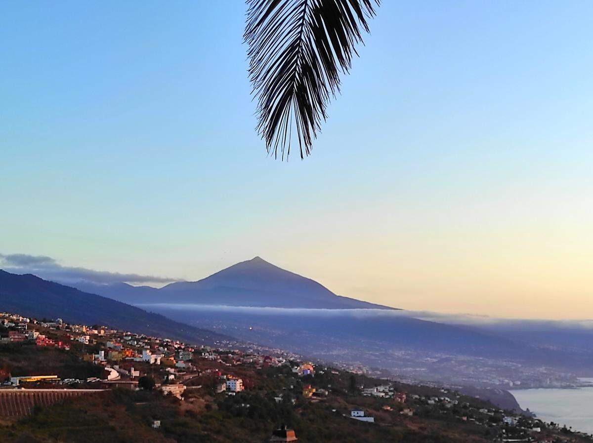 Atardecer frente al Teide, la formación volcánica más alta del mundo, con 3,715 metros en su cima, solo superada por dos hawaianos, es además la cima más montañosa más alta más cercana del mar.